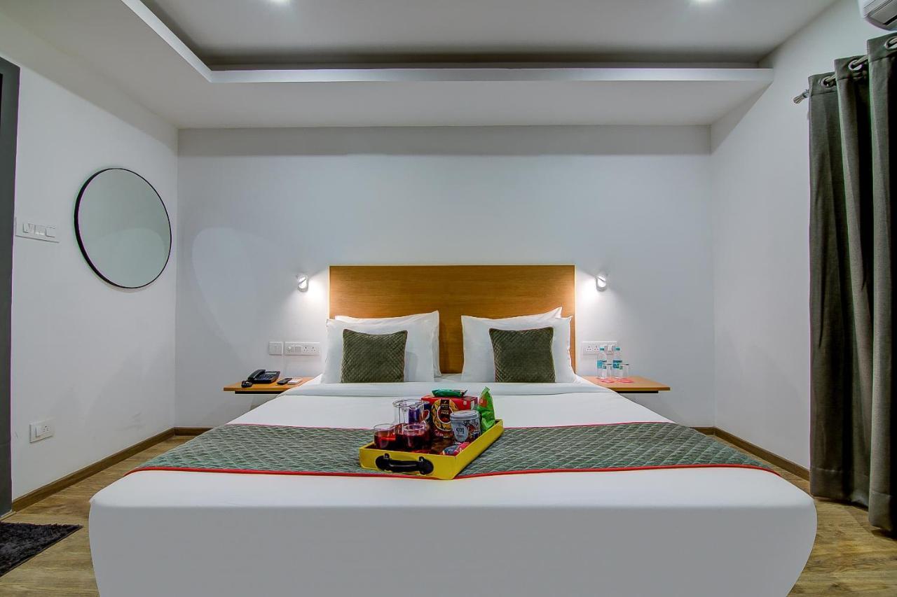 Oyo Townhouse 034 -Halcyon Hitech City Road Hyderabad Eksteriør billede
